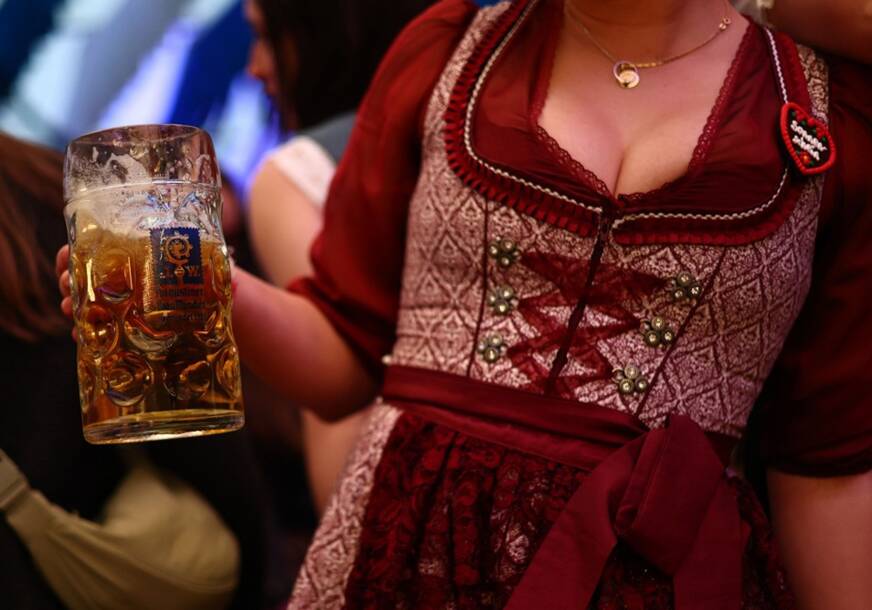 CIJENA PIVA NA OKTOBERFESTU OBARA REKORDE Za jednu kriglu ove godine treba izdvojiti čak 15 evra
