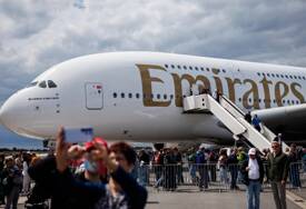 ŽIVE U DUBAIJU, A NE PLAĆAJU STAN NI RAČUNE Stjuardesa otkrila kolika je plata u Emirejtsu, cifra ide do 4.400 evra