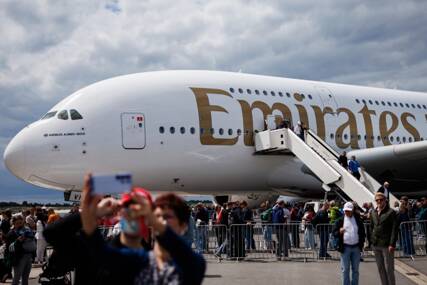 ŽIVE U DUBAIJU, A NE PLAĆAJU STAN NI RAČUNE Stjuardesa otkrila kolika je plata u Emirejtsu, cifra ide do 4.400 evra