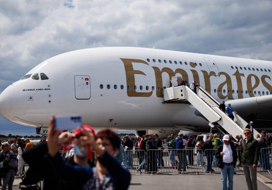 ŽIVE U DUBAIJU, A NE PLAĆAJU STAN NI RAČUNE Stjuardesa otkrila kolika je plata u Emirejtsu, cifra ide do 4.400 evra