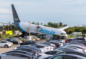 (VIDEO) UŽAS NA AERODROMU U MAJAMIJU Amazonov teretni avion sletio s piste i udario u vozila, najmanje 5 poginulih