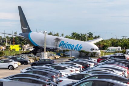 (VIDEO) UŽAS NA AERODROMU U MAJAMIJU Amazonov teretni avion sletio s piste i udario u vozila, najmanje 5 poginulih