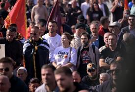 (FOTO) SUZE I NEVJERICA U PRIŠTINI Albanci negodovali nakon presude bivšim komandantima OVK