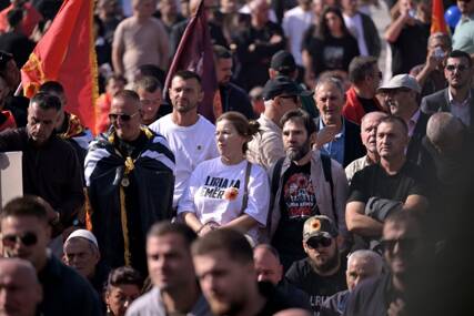 (FOTO) SUZE I NEVJERICA U PRIŠTINI Albanci negodovali nakon presude bivšim komandantima OVK