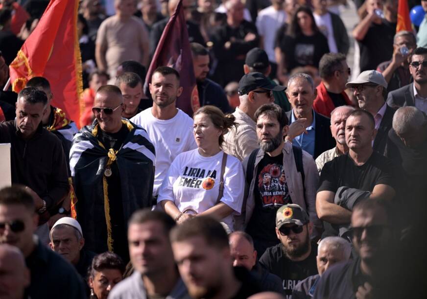 (FOTO) SUZE I NEVJERICA U PRIŠTINI Albanci negodovali nakon presude bivšim komandantima OVK