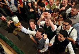 (FOTO) POČEO OKTOBERFEST Gradonačenik Minhena otvorio prvo bure piva