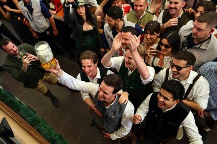 (FOTO) POČEO OKTOBERFEST Gradonačenik Minhena otvorio prvo bure piva
