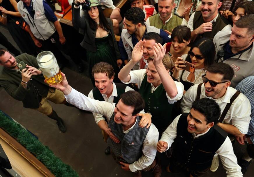 (FOTO) POČEO OKTOBERFEST Gradonačenik Minhena otvorio prvo bure piva