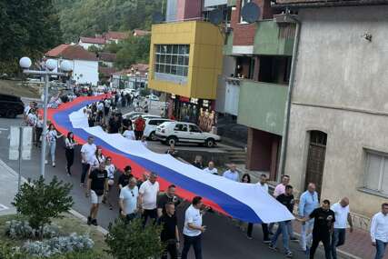 (VIDEO, FOTO) Pobjednička zastava Ujedinjene Srpske: Najveća ikad razvijena u Srebrenici