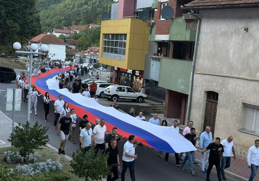 (VIDEO, FOTO) Pobjednička zastava Ujedinjene Srpske: Najveća ikad razvijena u Srebrenici