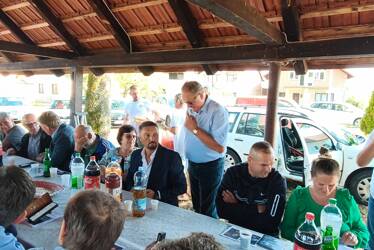 (FOTO) Vid Ivanović na druženju s građanima Broda “Zbog Slavenka Ristića sam se vratio u politiku”