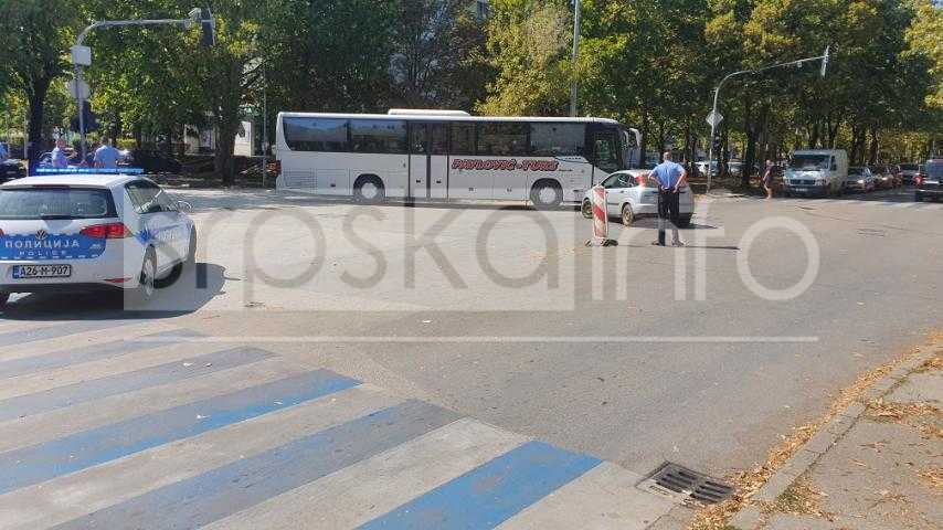 (FOTO) Prve fotografije sa mjesta nesreće u Banjaluci: Stravičan udes kod osnovne škole, žena teško povrijeđena