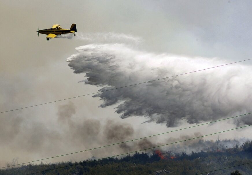 Vatra zahvatila šumu i rastinje: Veliki požar na Čvrsnici GASI 35 VATROGASACA, stiže i helikopter OS BiH