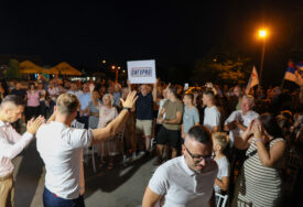 (VIDEO, FOTO) "Želimo stvoriti sigurnost za našu djecu" Stanivuković poslao snažnu poruku sa mitinga u naselju Zalužani