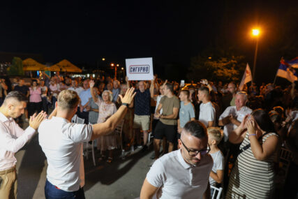 (VIDEO, FOTO) "Želimo stvoriti sigurnost za našu djecu" Stanivuković poslao snažnu poruku sa mitinga u naselju Zalužani