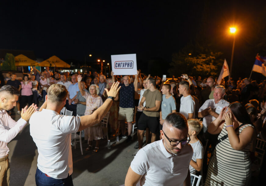 (VIDEO, FOTO) "Želimo stvoriti sigurnost za našu djecu" Stanivuković poslao snažnu poruku sa mitinga u naselju Zalužani