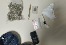 (FOTO) Hapšenje u Tesliću: Pronađena droga i oružje