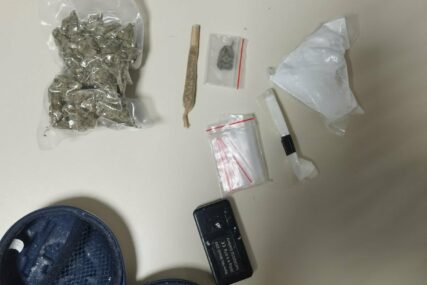 (FOTO) Hapšenje u Tesliću: Pronađena droga i oružje