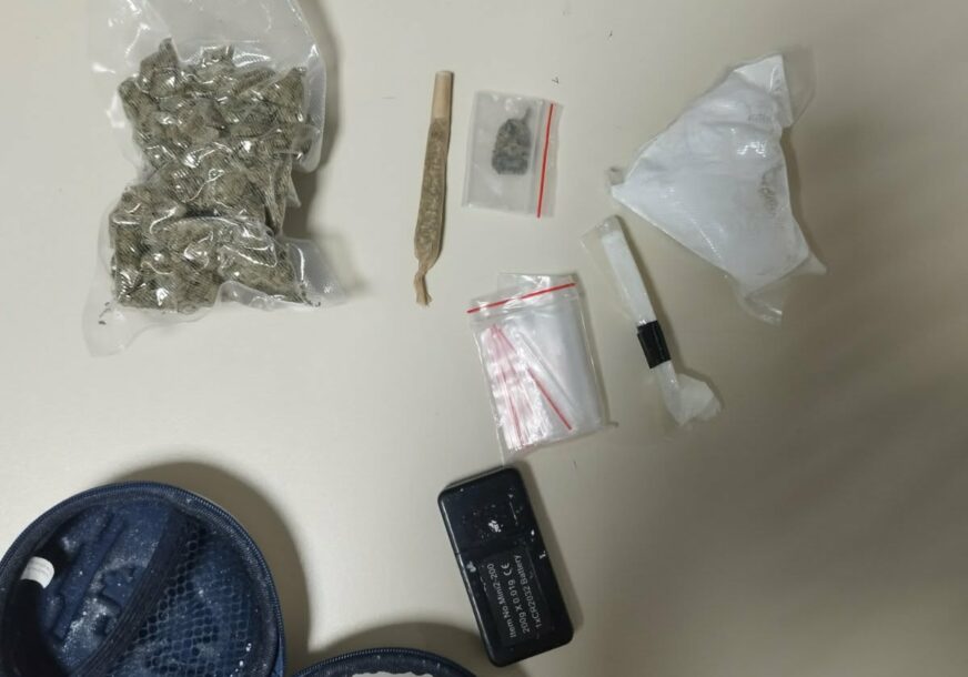 (FOTO) Hapšenje u Tesliću: Pronađena droga i oružje