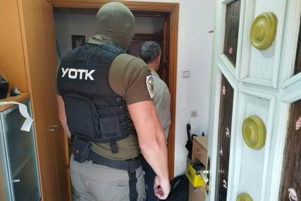 (FOTO) Epilog policijske akcije "Kota" na području Gradiške: Uhapšeno 6 osoba, zaplijenjena velika količina ORUŽJA