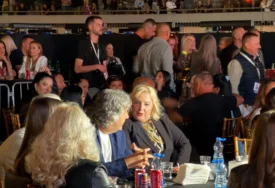 (VIDEO) Pjevačica se ne odvaja od partnera na Kebinom koncertu: Snežana Đurišić sa DEČKOM GINEKOLOGOM u prisnom razgovoru