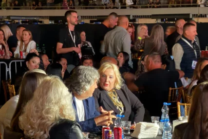 (VIDEO) Pjevačica se ne odvaja od partnera na Kebinom koncertu: Snežana Đurišić sa DEČKOM GINEKOLOGOM u prisnom razgovoru