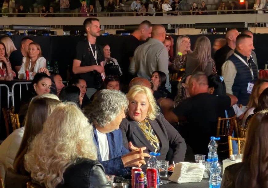 (VIDEO) Pjevačica se ne odvaja od partnera na Kebinom koncertu: Snežana Đurišić sa DEČKOM GINEKOLOGOM u prisnom razgovoru