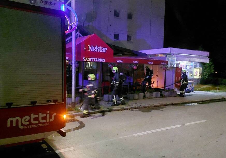 (FOTO) Reagovali vatrogasci: Požar u kafiću u Banjaluci