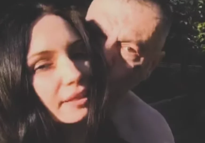 (VIDEO) Ljubav im cvijeta: Aca Amadeus objavio snimak sa 23 godine mlađom vjerenicom i pokazao koliko su bliski
