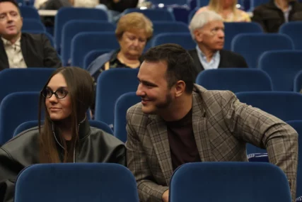 (FOTO) ALEKSA BALAŠEVIĆ PONOSNO GLEDAO SUPRUGU Nikolina blistala pet meseci nakon porođaja