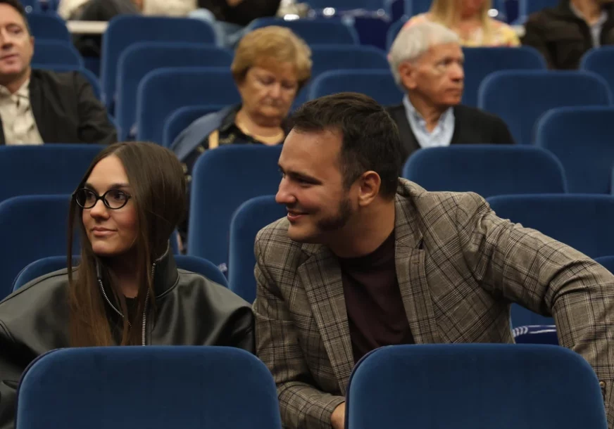 (FOTO) ALEKSA BALAŠEVIĆ PONOSNO GLEDAO SUPRUGU Nikolina blistala pet meseci nakon porođaja