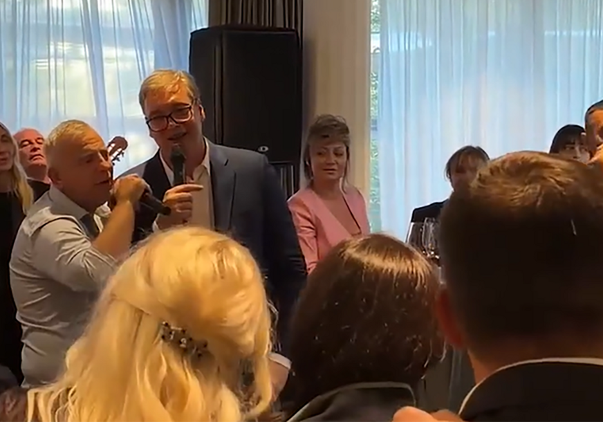 Aleksandar Vučić pjeva