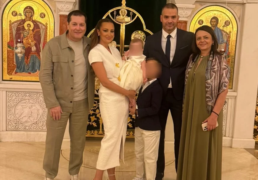 Krštenje kćerke Prije i Filipa okupilo porodicu: Brena stigla sa Viktorom i novom snajkom, jedan član izostao