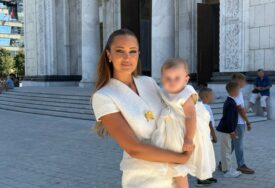 (VIDEO) Blista od sreće dok u naručju drži nasljednicu: Aleksandra Prijović na krštenju kćerke Arije u HALJINI SVJETSKOG DIZAJNERA