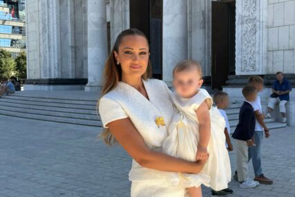 (VIDEO) Blista od sreće dok u naručju drži nasljednicu: Aleksandra Prijović na krštenju kćerke Arije u HALJINI SVJETSKOG DIZAJNERA