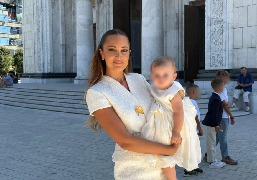 (VIDEO) Blista od sreće dok u naručju drži nasljednicu: Aleksandra Prijović na krštenju kćerke Arije u HALJINI SVJETSKOG DIZAJNERA