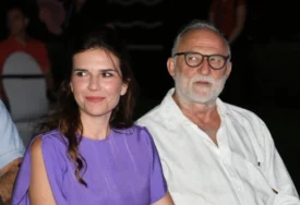 (FOTO) On je ljubi u čelo, ne skidaju osmijeh sa lica: Vjenčali se Anica Lazić i Lazar Ristovski, čestitke samo pljušte