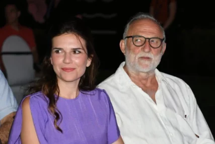 (FOTO) On je ljubi u čelo, ne skidaju osmijeh sa lica: Vjenčali se Anica Lazić i Lazar Ristovski, čestitke samo pljušte