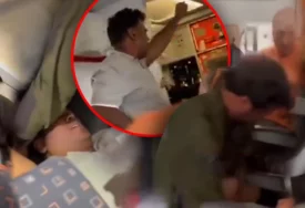 (VIDEO) LJUDI VRIŠTE, SVE SE TRESE Dramatične scene u avionu, problemi sa točkom i motorom, DIJELOVI PLAFONA padali na uspaničene putnike