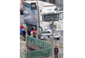 (VIDEO) Našla mu se u mrtvom uglu, pa završila pod kamion: Novo detalji STRAŠNE NESREĆE, otkriven identitet poginule žene
