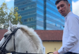 (VIDEO) Dojahao pred zgradu Vlade: Kresojević na konju ukazao na VISOKE CIJENE goriva