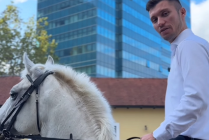 (VIDEO) Dojahao pred zgradu Vlade: Kresojević na konju ukazao na VISOKE CIJENE goriva