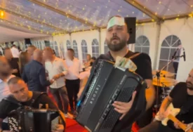 (VIDEO) Harmonikaš ovim gestom sve oduševio: Nestalo struje usred slavlja, Borko Radivojević spasio stvar