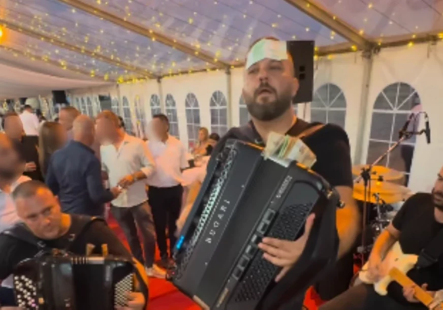 (VIDEO) Harmonikaš ovim gestom sve oduševio: Nestalo struje usred slavlja, Borko Radivojević spasio stvar