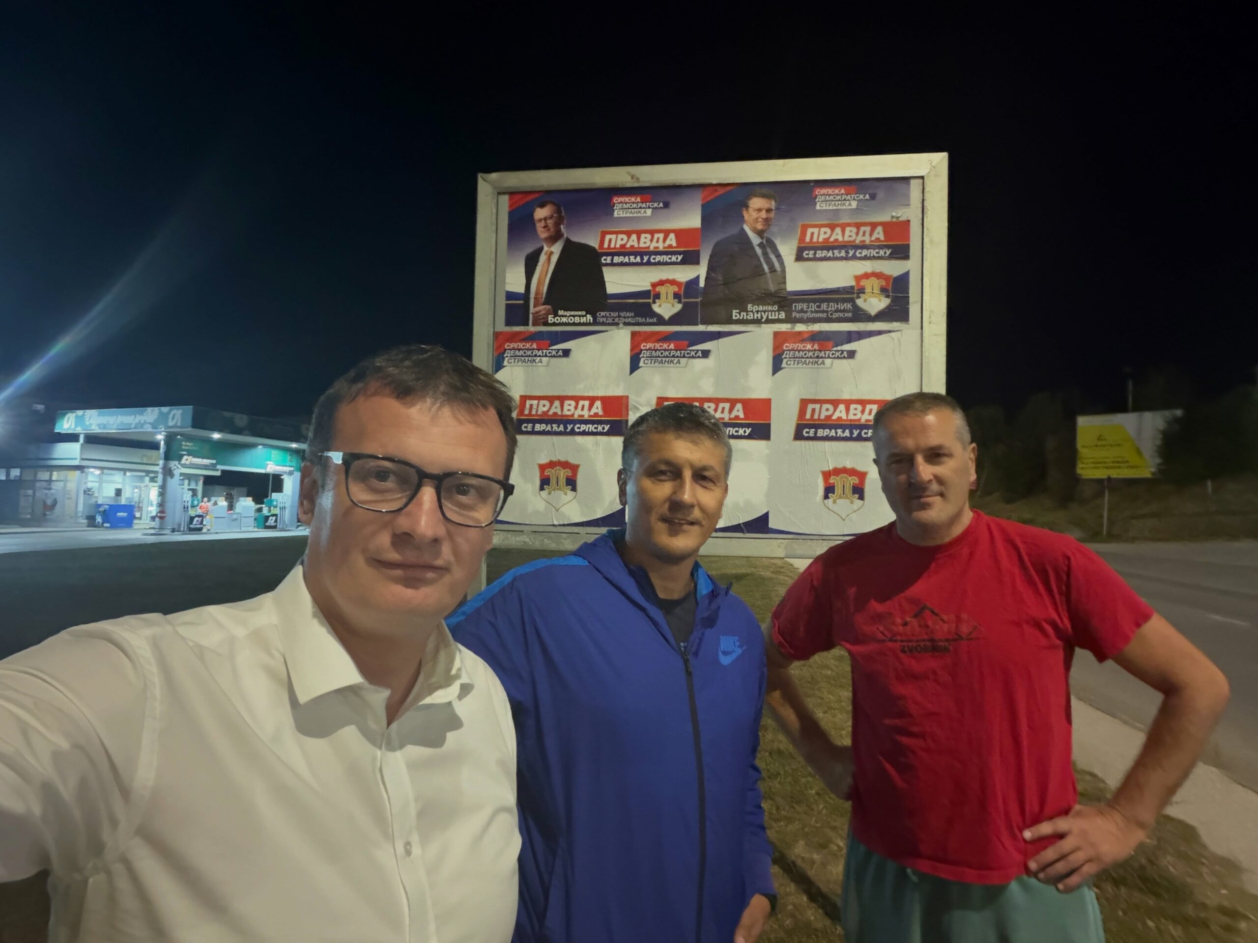 Marinko Božović sa aktivistima SDS u Vlasenici