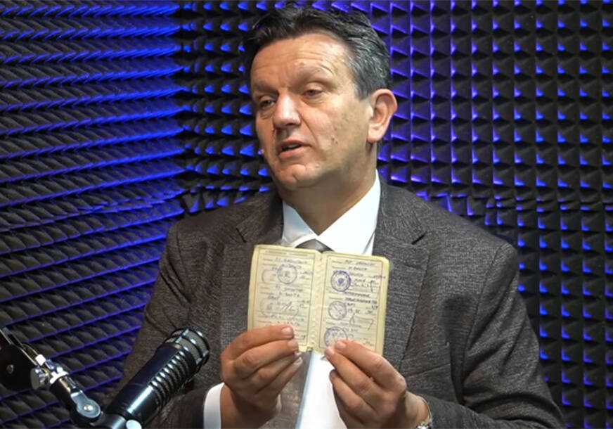 Branko Blanuša pokazuje vojnu knjižicu