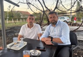 "Ne smijemo dozvoliti da bilo koja porodica živi u strahu" Duraković posjetio odbornika SDA u Tesliću kojem su IZGORJELI AUTO I GARAŽA