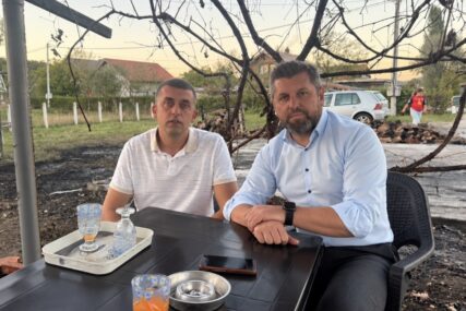 "Ne smijemo dozvoliti da bilo koja porodica živi u strahu" Duraković posjetio odbornika SDA u Tesliću kojem su IZGORJELI AUTO I GARAŽA
