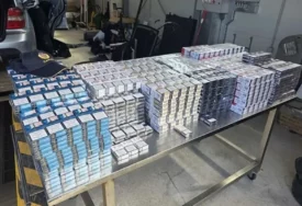 NESVAKIDAŠNJA ZAPLJENA Državljanin BiH pokušao da prokrijumčari 2.100 pakovanja cigareta u EU