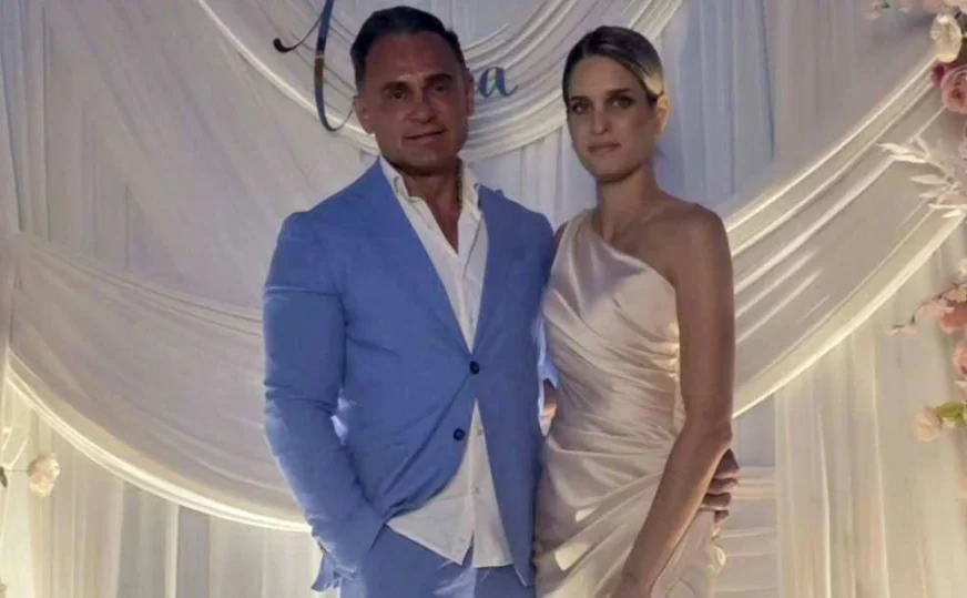 (FOTO) Slika sa slavlja napravila pometnju na mrežama: Bivši dečko Jovane Jeremić pronašao sreću pored lijepe plavuše